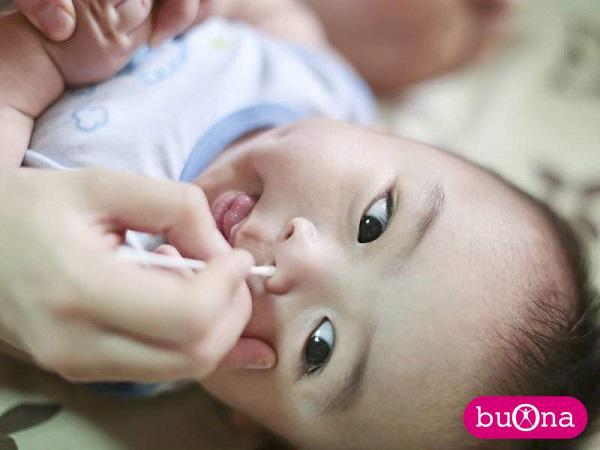 Vệ sinh mũi cho trẻ sơ sinh bằng tăm bông
