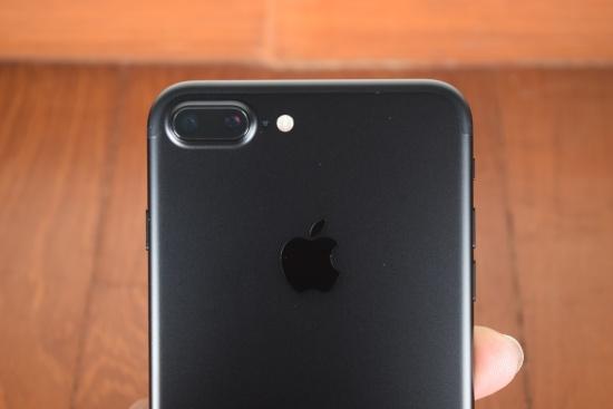 Kính camera sau là bộ phận dễ bị hư hỏng trên iPhone 7 Plus